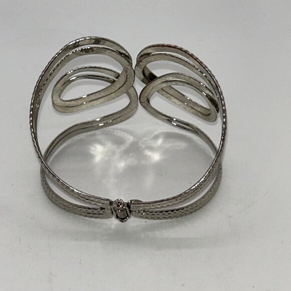 Vintage-Inspired Silver-Tone Openwork Hinged Bracelet Elegant Design - Picture 4 of 9